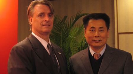 世贸通集团董事长Winner Xing博士与美国宾州商务部副部长J.Mickey Rowley先生合影