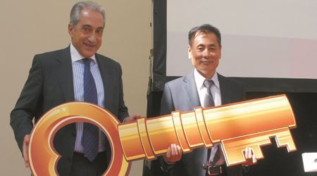 葡萄牙驻华大使赠送世贸通集团“开启欧洲大门的金钥匙”